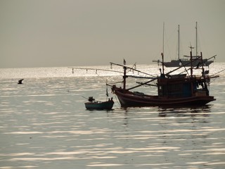 Obraz premium fishing boat at sunset