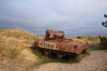 Tank rouill&eacute; abandonn&eacute; dans les dunes
