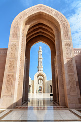 Scenic arches in courtyard of the Sultan Qaboos Grand Mosque - obrazy, fototapety, plakaty