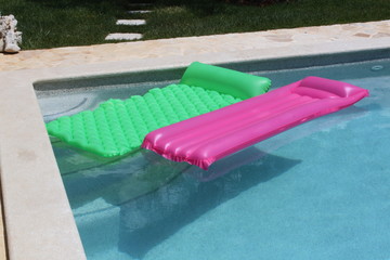 Luftmatratze im Swimmingpool