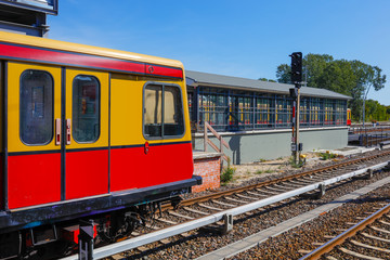 S-Bahn Richtung Flughafen Schönefeld Berlin öffentlicher Nahverkehr Haltestelle S-Bahn Berliner...