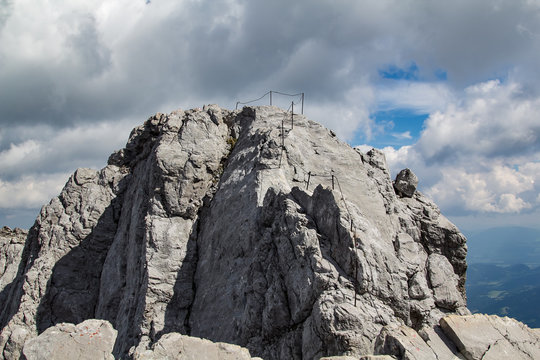 Absicherung des Klettersteig der Gipfel&uuml;berschreitung des Watzmann Grats. In die aus Stahldraht und Metall&ouml;sen bestehende Absicherung kann der Kletterer seine Karabiner des Klettergurts einh&auml;ngen