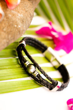 Bracelets en cuir avec fermoir aimant&eacute; en inox