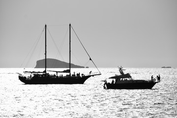 Atardecer con barcos en Ibiza © Raul