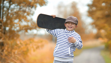 stolzer Skater draußen im Herbst
