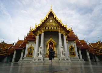 Blonde Frau am Wat Benchamabophit Tempel bei Sonnenuntergang, Backpacking in Bangkok, Thailand