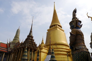 Goldener Chedi und andere Türme Wat Phra Kaeo Bangkok