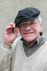 Portrait glücklicher Senior mit Brille und Mütze
