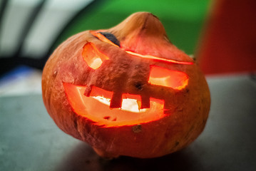 Citrouille orange d'Halloween lanterne en forme de tête sur fond vert