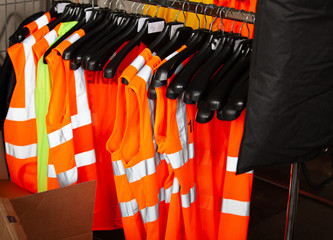 gilet de travail orange sur cintres