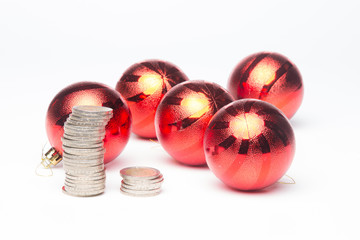 Columna de monedas y bolas de decoración navideña. Lo que nos cuestan las navidades.