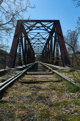 Ruinas del puente de hierro de la linea Valladolid-Ariza, en Tudela de Duero, Valladolid, España