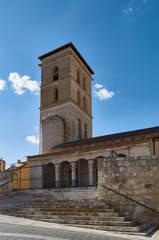 Fototapeta na wymiar Iglesia de San Ciriaco en Fuensaldaña, Valladolid, España