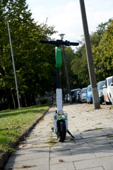 e-roller roller innenstadt radweg herumstehend mobiliät elektromobilität