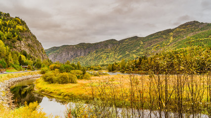 Widok na rzekę Hallingdalselva i szczyty górskie w okolicy Fla w regionie Buskerud w Norwegii - obrazy, fototapety, plakaty