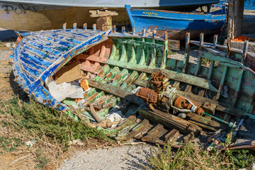 Fototapeta na wymiar Ausrangiertes Fischerboot, Mitilini, Insel Lesbos, Griechenland