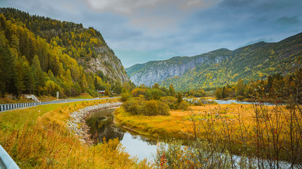 Widok na rzekę Hallingdalselva i szczyty górskie w okolicy Fla w regionie Buskerud w Norwegii © Dreamnordno