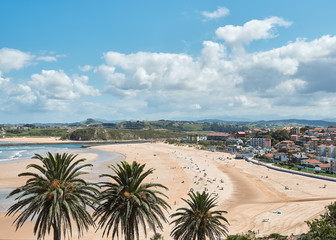 Fototapeta na wymiar hermoso y tranquilo paisaje bucolico en la playa de suances y parte de los edificios del pueblo, en Cantabria,España