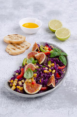 Salad of raw vegetables with figs