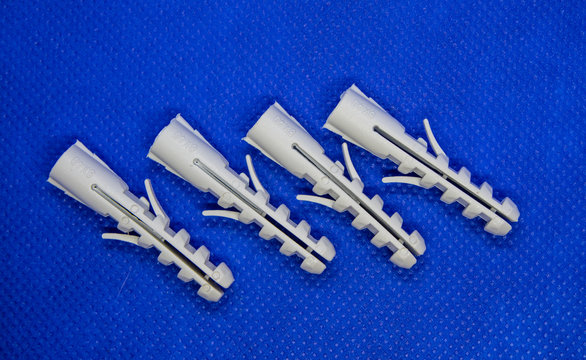 Buchas de nylon usadas para fixar objetos nas paredes e outros locais usando com parafusos	