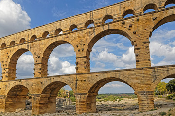 REMOULINS, FRANKRIJK, 20 SEPTEMBER 2019: De Pont du Gard, de hoogste Romeinse aquaductbrug en een van de best bewaard gebleven, werd gebouwd in de 1e eeuw, toegevoegd aan de lijst van werelderfgoedlocaties in 1985.