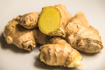 pezzi di zenzero su sfondo bianco