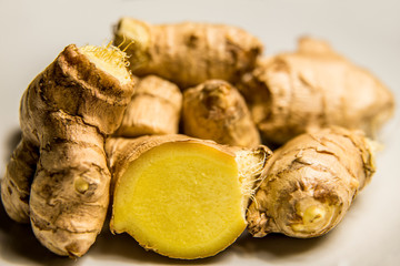 pezzi di zenzero su sfondo bianco