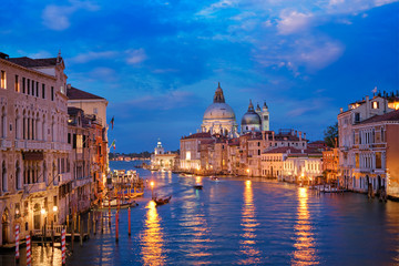 Fototapeta premium Wieczorem widok na Canal Grande w Wenecji i kościół Santa Maria della Salute