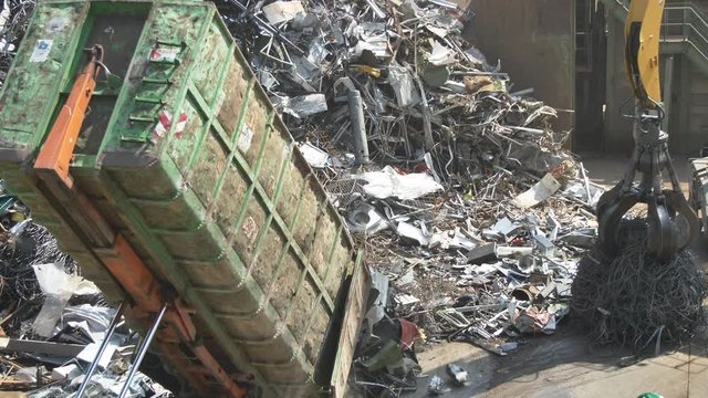 Haufen von Altmetall und Ausr&uuml;stung f&uuml;r das Recycling, metall Deponie