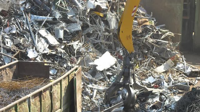 Haufen von Altmetall und Ausr&uuml;stung f&uuml;r das Recycling, metall Deponie