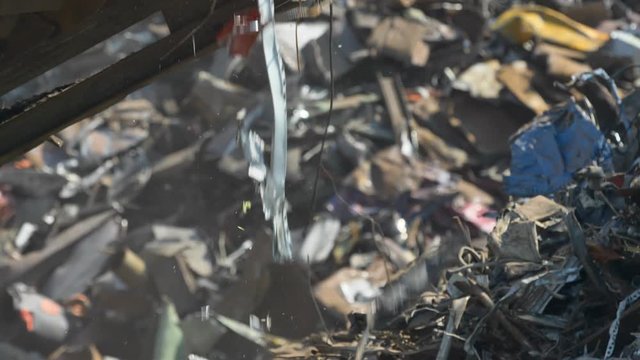 Haufen von Altmetall und Ausr&uuml;stung f&uuml;r das Recycling, metall Deponie