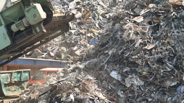 Haufen von Altmetall und Ausr&uuml;stung f&uuml;r das Recycling, metall Deponie