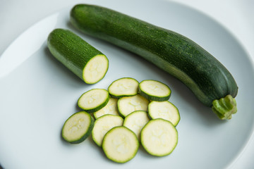 zucchine e fette di zucchine su piatto o tagliere