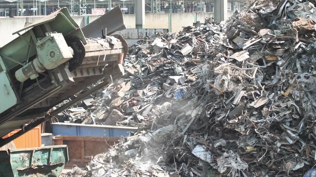 Haufen von Altmetall und Ausr&uuml;stung f&uuml;r das Recycling, metall Deponie