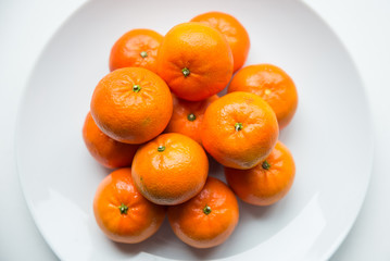 mandarini su un piatto bianco