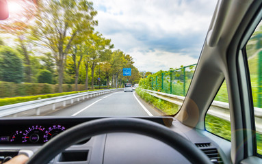 運転席から見る都会の街並み