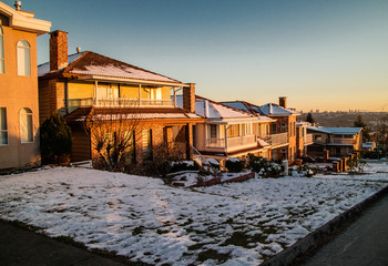 Fototapeta na wymiar Ruas de Vancouver ao amanhecer após uma noite muito fria com muita neve. Canada
