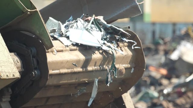Haufen von Altmetall und Ausr&uuml;stung f&uuml;r das Recycling, metall Deponie