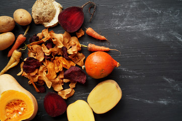 Organic sliced root vegetables and vegetable chips 