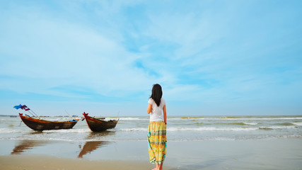 Obraz premium Single Asian girl looking at sea horizon at Muine village