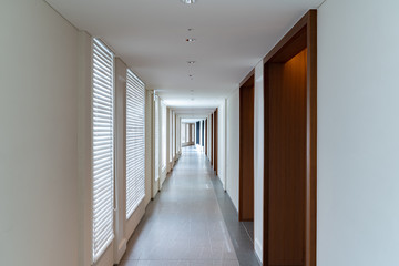 光が優しく降り注ぐ高級リゾートホテルの通路、廊下、ハレクラニ	