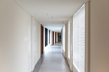 光が優しく降り注ぐ高級リゾートホテルの通路、廊下、ハレクラニ	