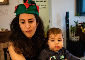 Mãe e filho esperando o Natal, vestido com fantasias de natal, Vancouver Canada
