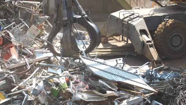 Haufen von Altmetall und Ausr&uuml;stung f&uuml;r das Recycling, metall Deponie