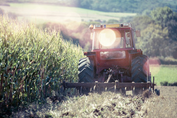 Fototapeta premium ładny widok na rolnika orającego swoje pola