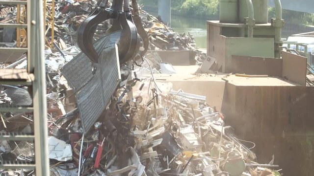 Haufen von Altmetall und Ausr&uuml;stung f&uuml;r das Recycling, metall Deponie