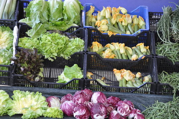 Gem&uuml;sekisten auf Marktstand 