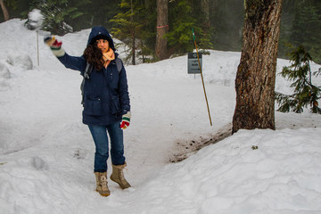 Turistas em Vancouver se divertindo nas montanhas perto da cidade, no meio de uma nevasca,...