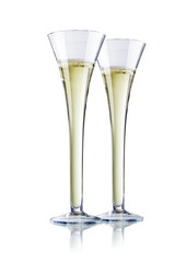 zwei Champagner Gläser isoliert auf weiß