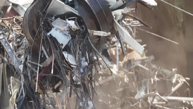 Haufen von Altmetall und Ausr&uuml;stung f&uuml;r das Recycling, metall Deponie